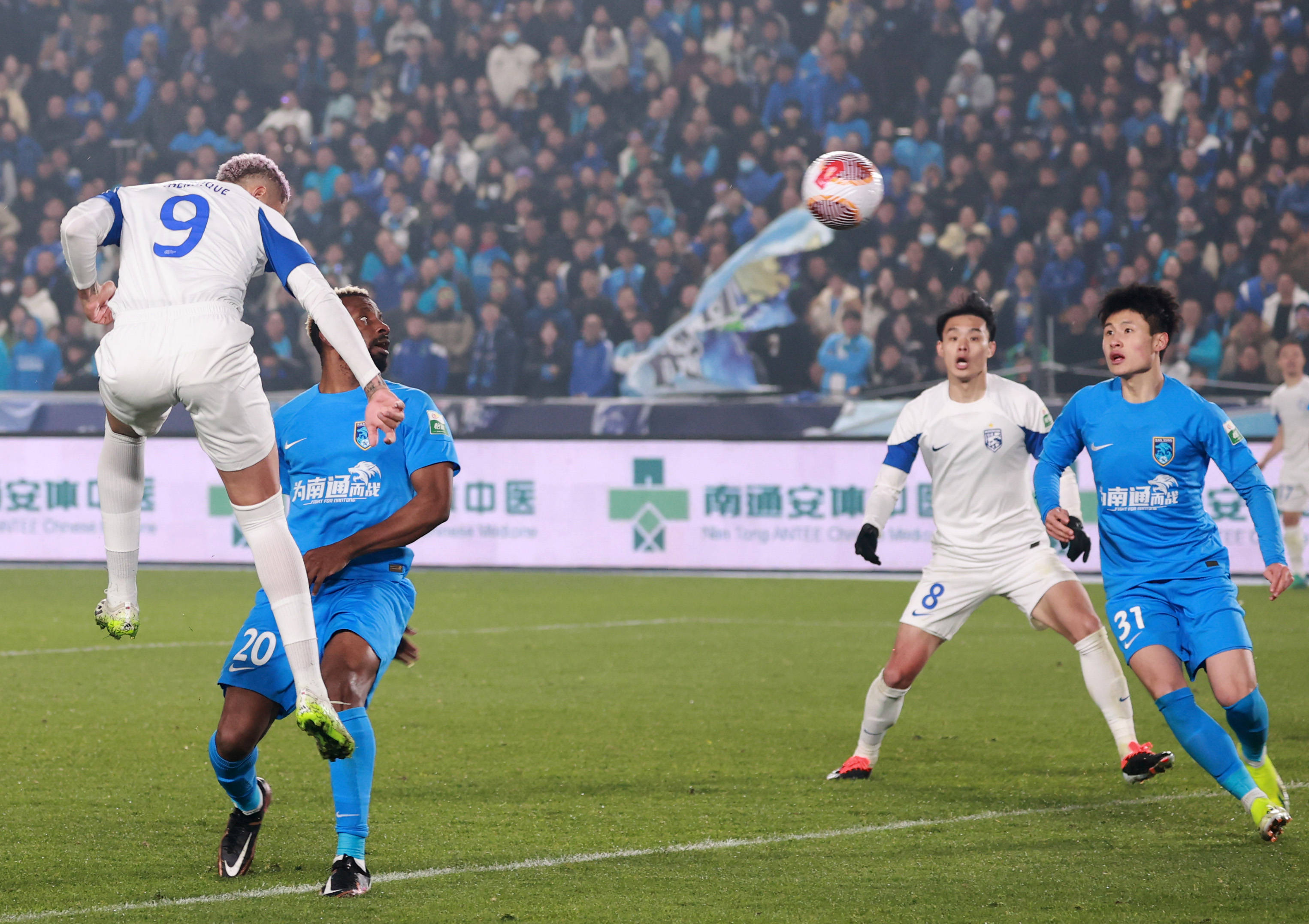 开云体育教练-主队球员在比赛中频频获得进球机会