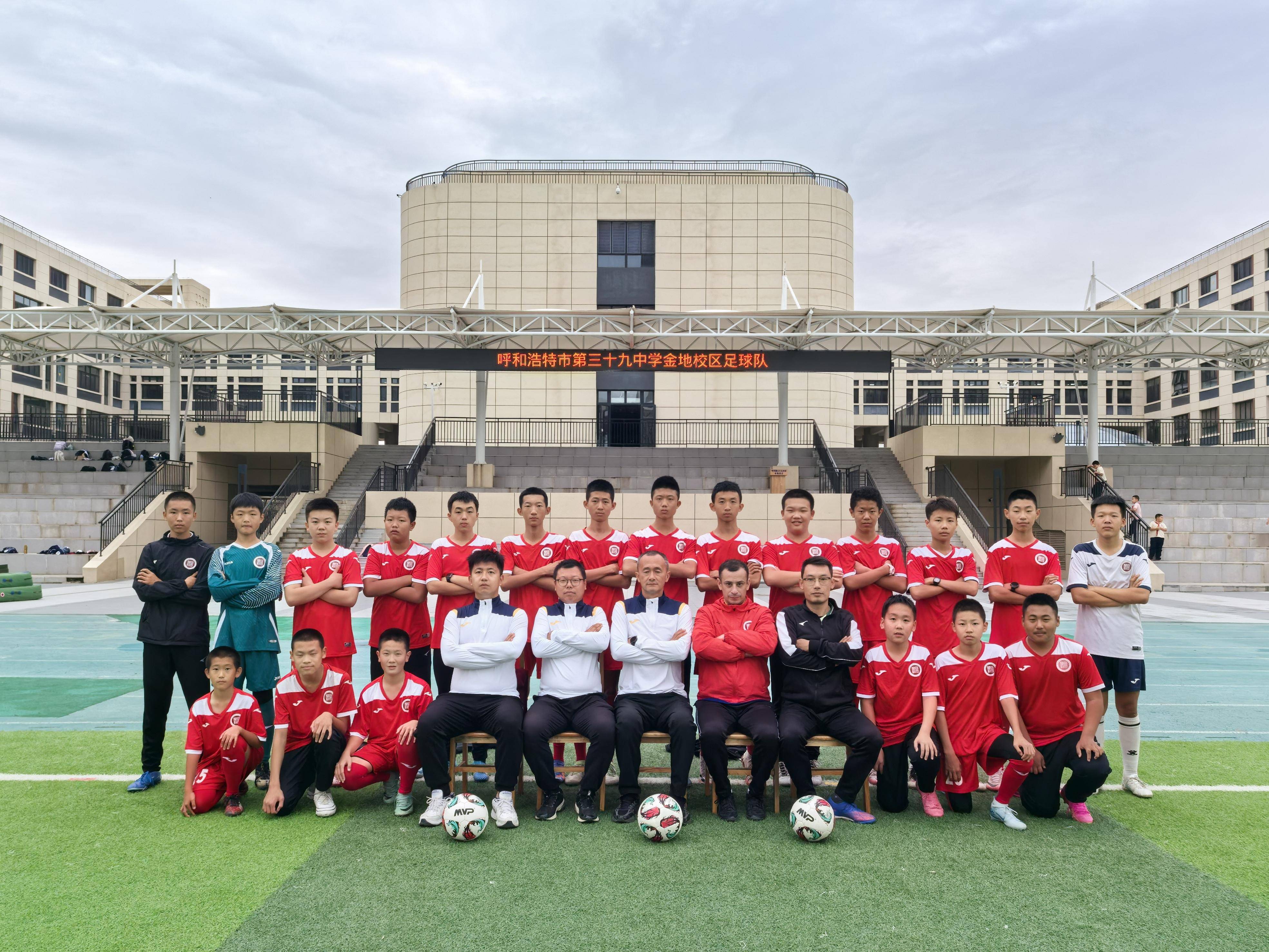 开云体育活动-球场上队员们奋勇作战，献上精彩表现