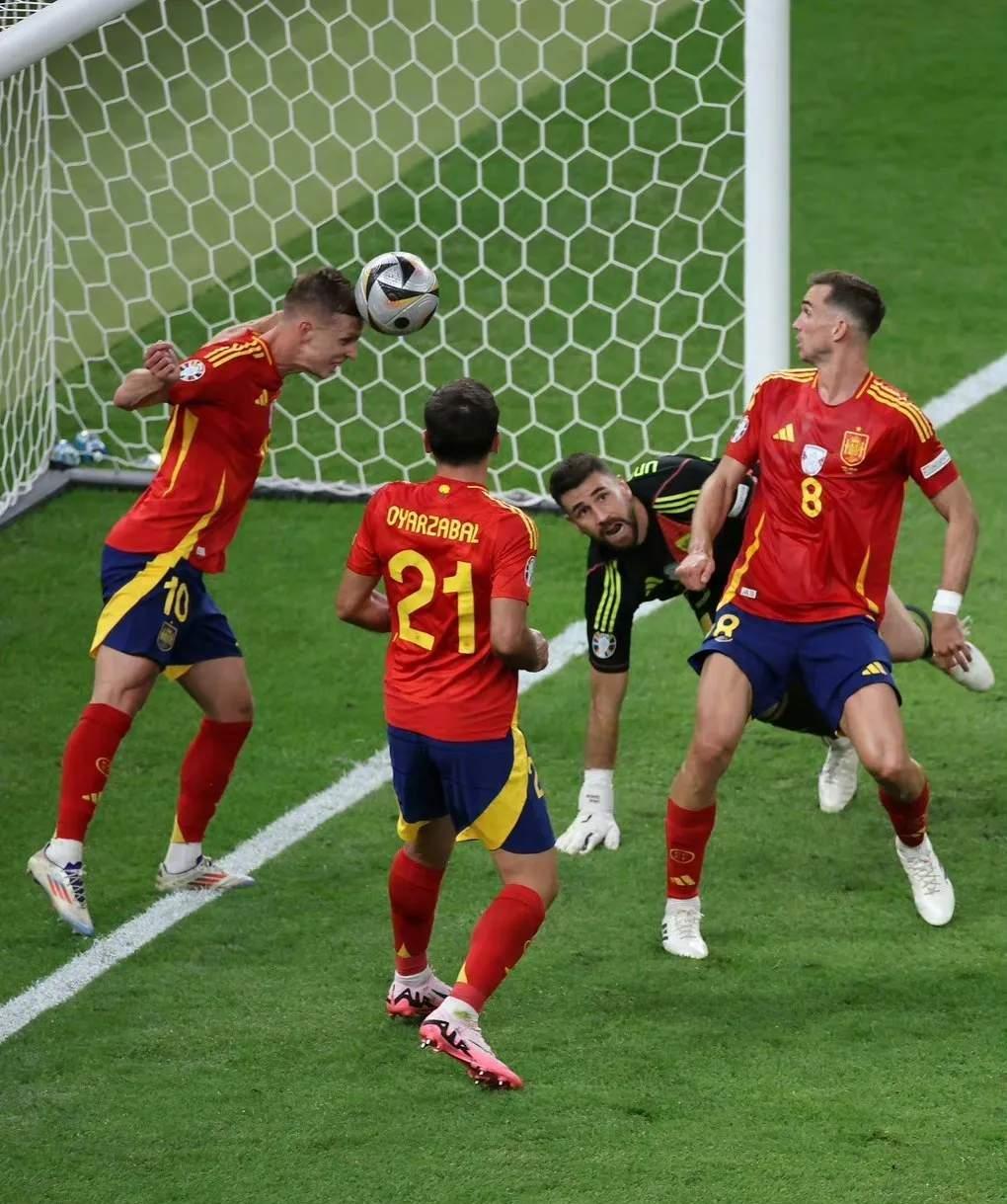 球场上队员们奋勇作战,献上精彩表现 球场上队员们奋勇作战,献上精彩表现