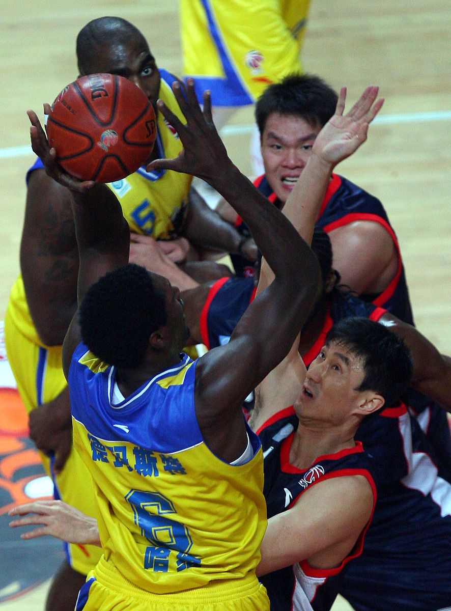 开云体育网站-包含篮球赛场上烽火连天，球员表现尽在眼前的词条