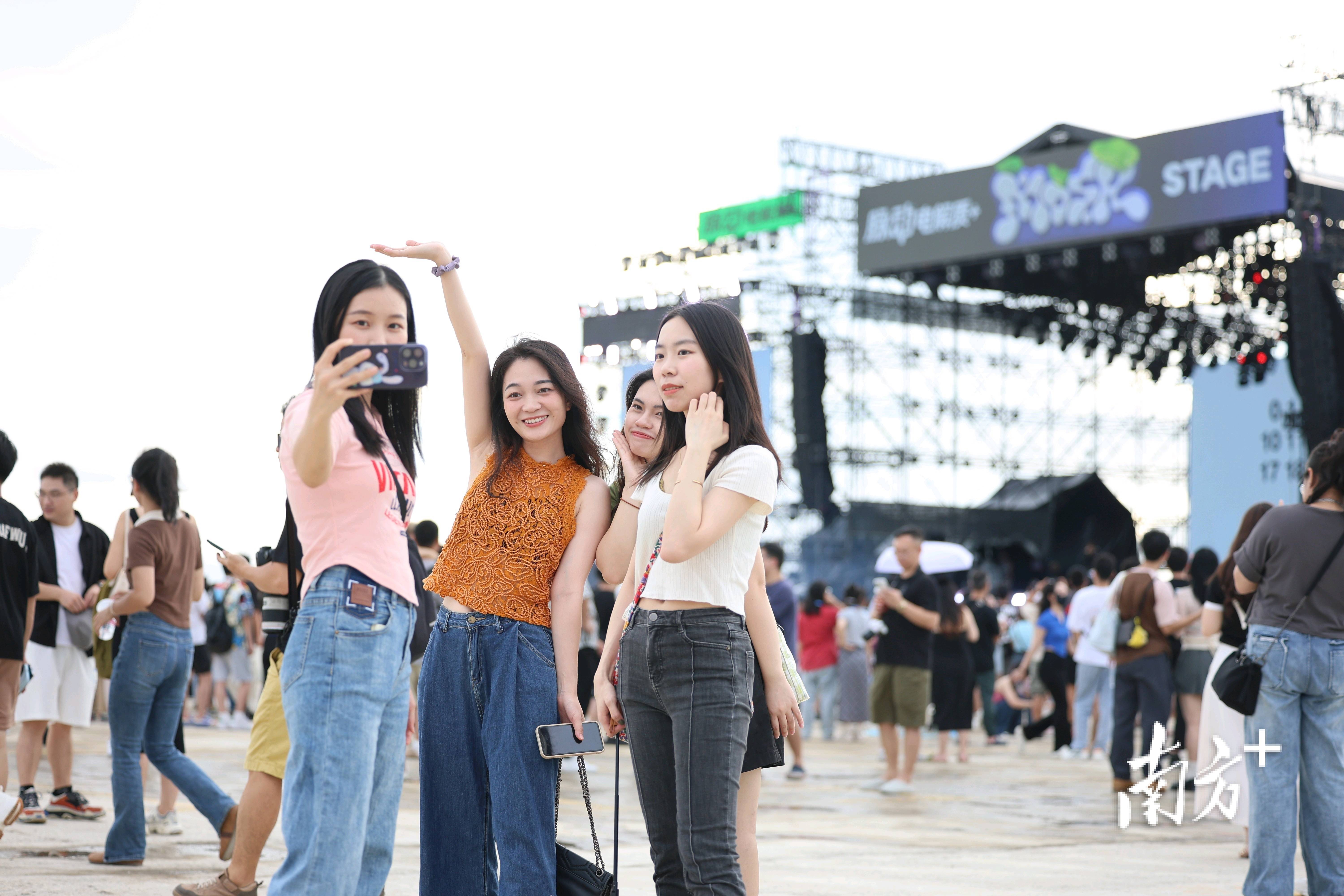 观众热情助阵,现场气氛火爆喜人的简单介绍 观众热情助阵,现场气氛火爆喜人的简单介绍