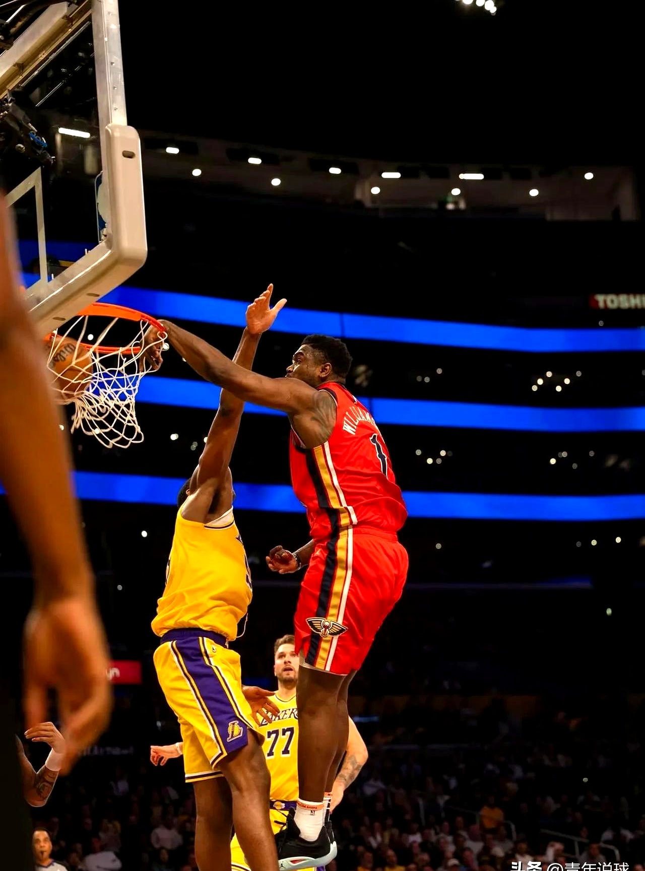 NBA季后赛：湖人逆转太阳获得关键胜利